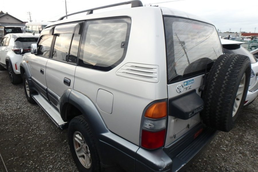 Toyota Land Cruiser 1997 yolda...